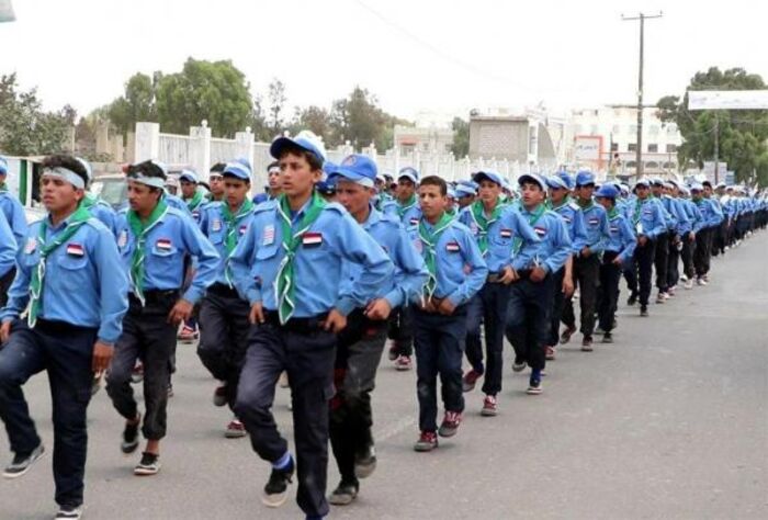 كشفت وجهها الحقيقي.. مليشيا الحوثي تنظم عرضاً عسكرياً لطلاب المراكز الصيفية في ذمار (صور)