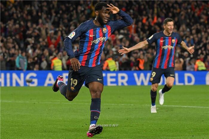 لاعب برشلونة يغير موقفه.. ويدرس عرض الهلال
