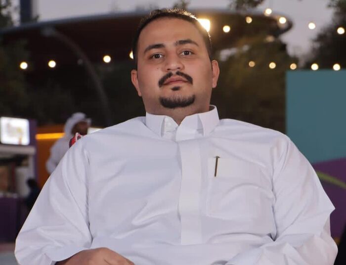 رجل الأعمال اليمني فهد الصيادي يتبرع بشراء 100 سلة لدعم الأسر المحتاجة في منطقته بإب