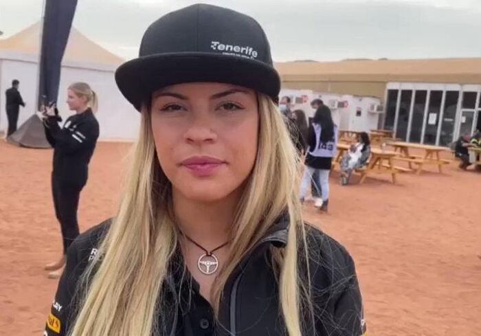 نجاة المتسابقة الإسبانية كريستين زونكا من حادث مروع في سباق بالسعودية "فيديو"