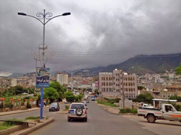 طقم يتبع قيادياً حوثياً يدهس مسناً في مدينة إب