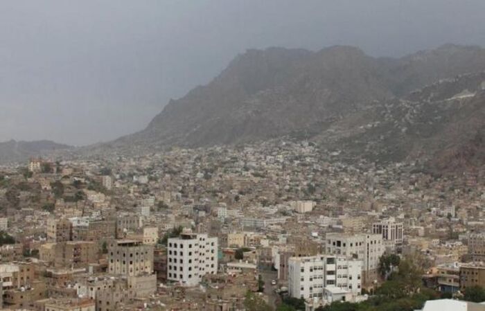 مدفعية مليشيا الحوثي تستهدف مناطق سكنية في تعز