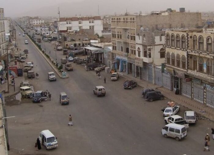 مسلح حوثي يقتل اثنين من زملائه داخل مقر عسكري في عمران