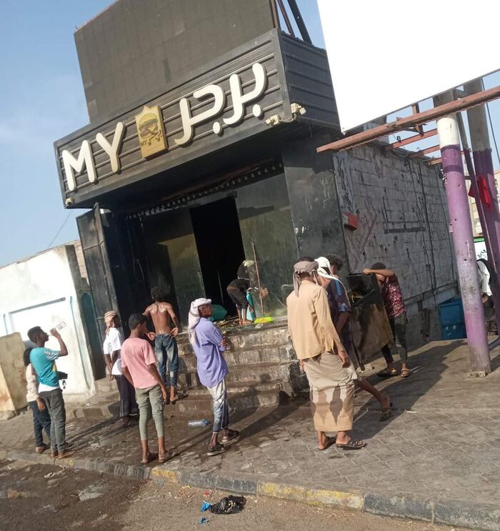 احتراق مطعم في #عدن نتيجة ماس كهربائي
