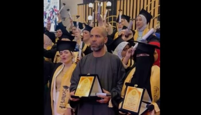 مؤثر .. أب يتسلم درع تكريم ابنته التي توفت
