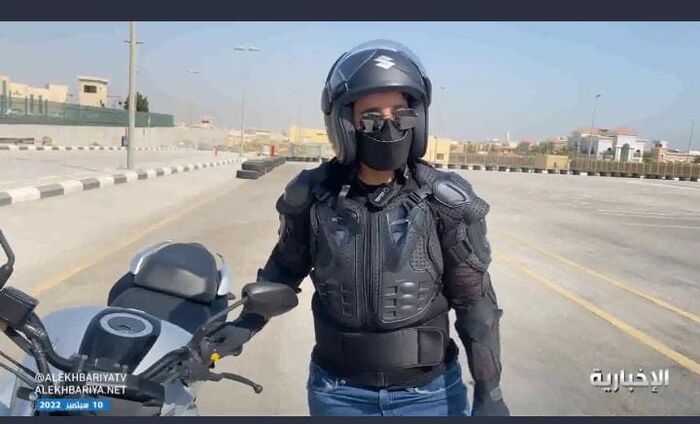 لأول مرة.. برنامج تدريبي للنساء لقيادة الدراجات النارية في السعودية.