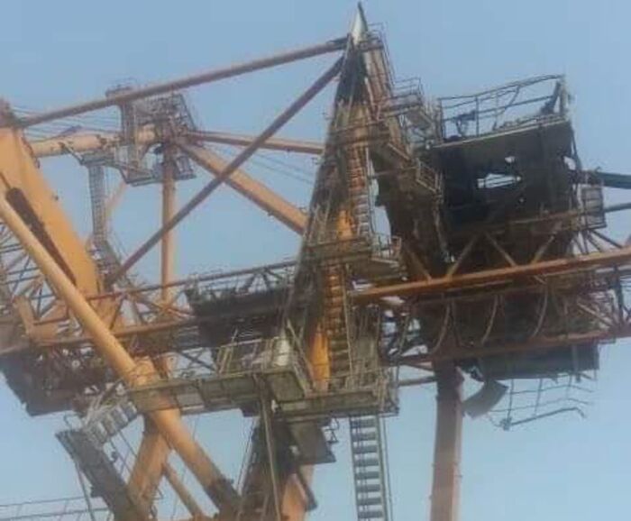 عاجل : ميليشيا الحوثي تفجر اربع رافعات في ميناء الحديدة