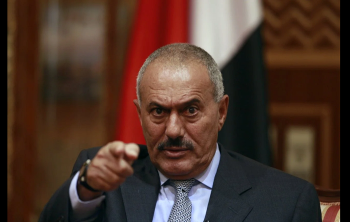 مسن بـ"ذمار" يتعرض للضرب بأعقاب البنادق بسبب #علي_عبدالله_صالح