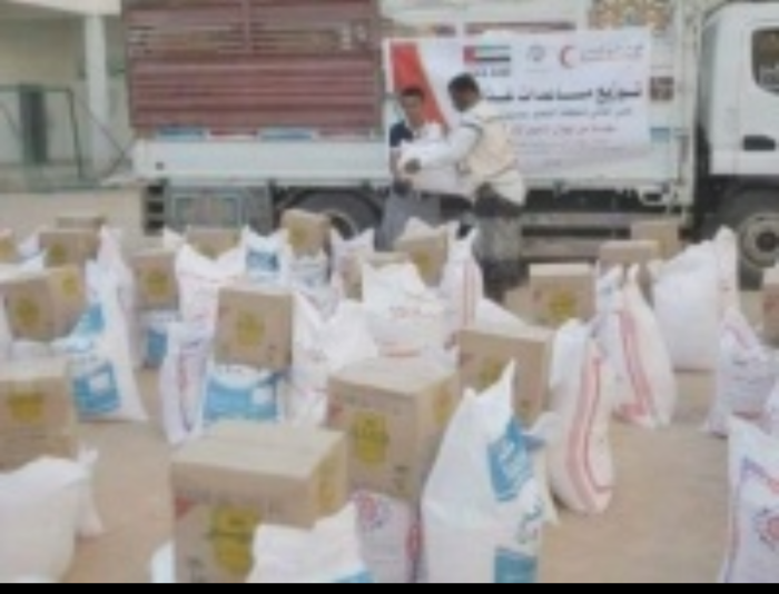 #الهلال_الاحمر_الإماراتي يوزع مساعدات غذائية على أهالي مديرية تريم بـ #حضرموت