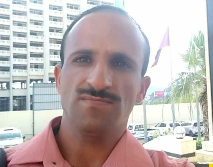 مشرف التكافل بقعطبة عدنان لخلع يعتدي على الاعلامي علي عميران