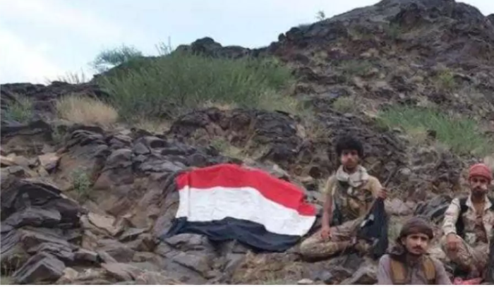 صورة تظهر القوات الحكومية والمقاومة اعلى جبل "الأبزخ" الإستراتيجي جنوبي #مأرب