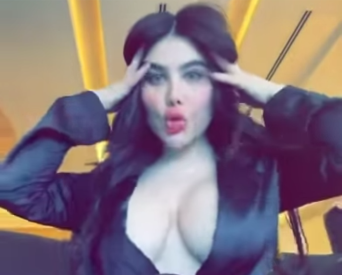 شاهد بالفيديو | الفنانة السورية #انجي_خوري تتعرّى في بث مباشر وسط انتقادات لاذعة