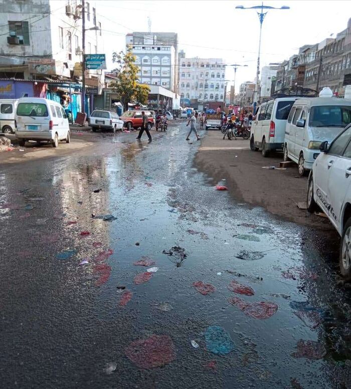 #عدن.. غرق شوارع الشيخ عثمان بمجاري الصرف الصحي "صورة"