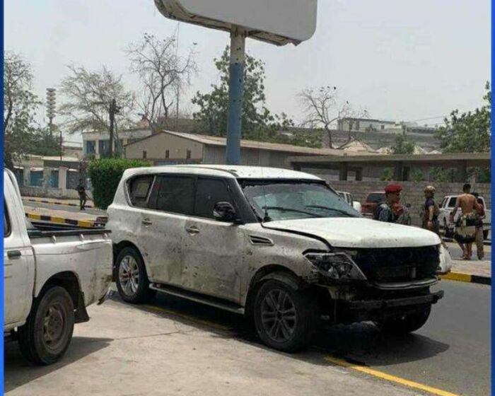 نجاة قائد عسكري برتبة لواء من انفجار سيارة مفخخة بعدن "صورة"