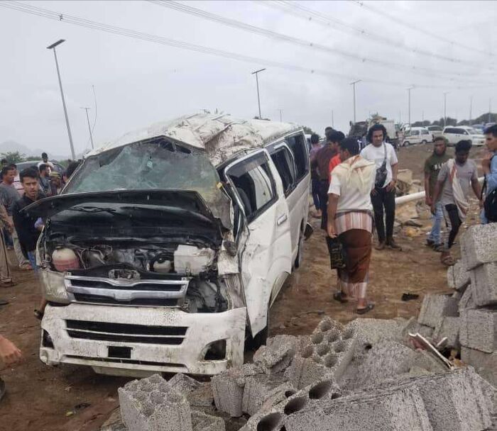 انقلاب حافلة يُودِي بحياة مالك بسطة خضار ويصيب عدد من الطلبة في عدن