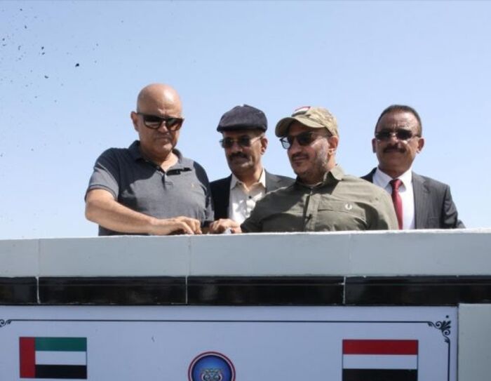 العميد طارق صالح يدشن البدء بشق وسفلتة طريق حيوي يخفف وطأة الحصار عن تعز